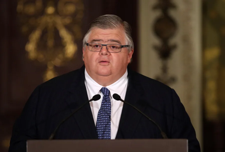 Agustín Carstens renuncia al Banco de México en medio de crisis del peso