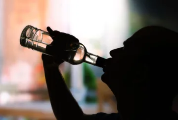 Cirujano general de EU urge a poner advertencias de cáncer en bebidas alcohólicas