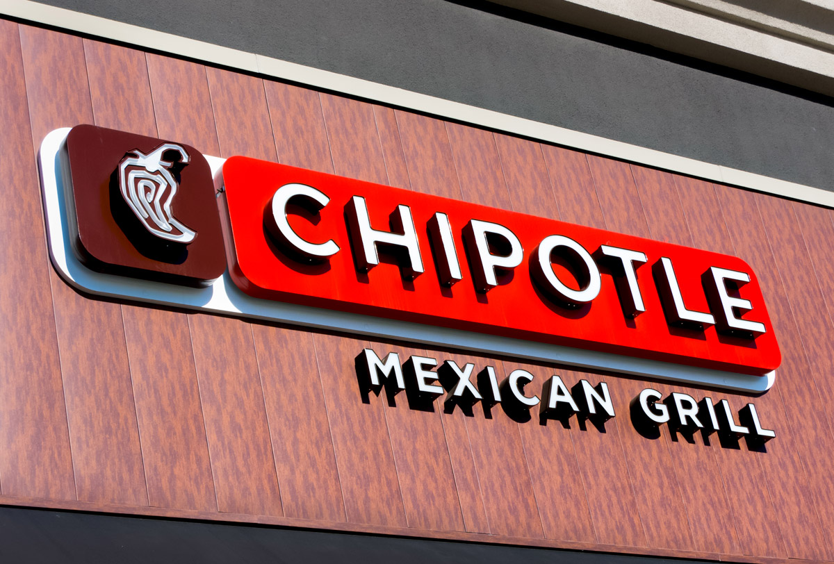 ¿Recuerdas que Chipotle ofrece trabajo por 15 dólares la hora? Aumentó