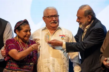 Carlos Slim y Rigoberta Menchú cierran cumbre de Premios Nobel de la Paz en México