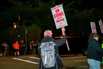 Trabajadores de Boeing van a huelga, la primera en 16 años