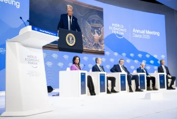 Trump dice en Davos que exigirá a la Fed que baje sus tasas de interés