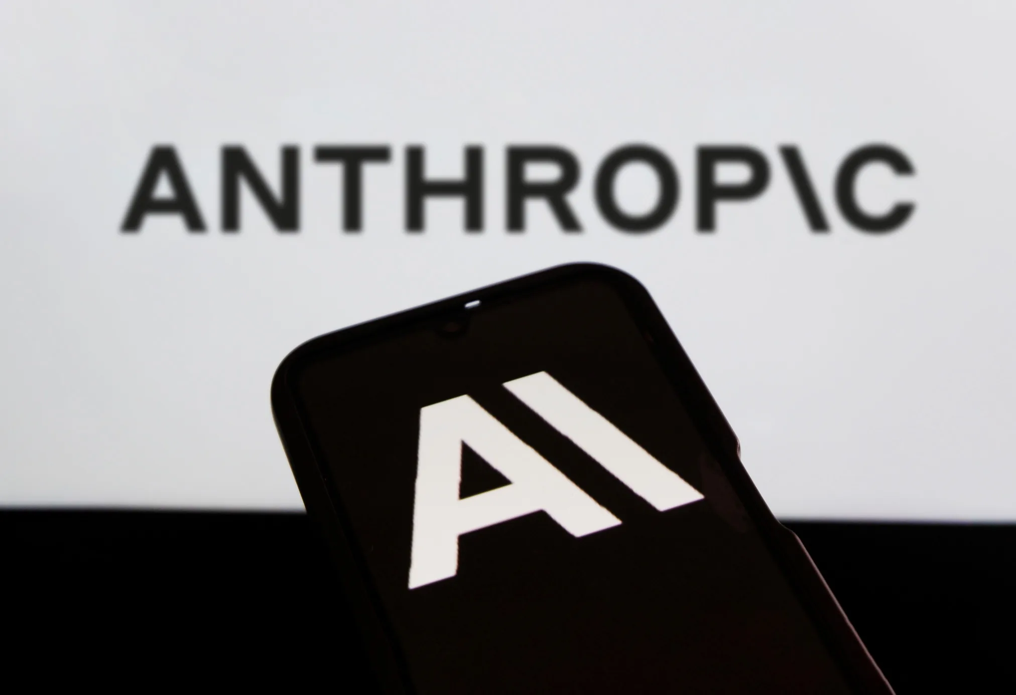 AMD refuerza su ofensiva contra Nvidia: invertirá 5,000 mdd en Anthropic